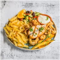 Zalmfilet, calamari, gamba's, gegrilde groenten, friet, salade en knoflooksaus