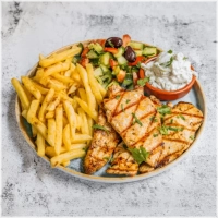 3 Gegrilde kipfilets, friet, salade, ui en tzatziki