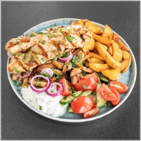 Spies van kipfilet, paprika, gyros, friet, salade, ui en tzatziki