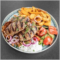 3 stuks souzouki van gehakt, gyros, friet, salade, ui en tzatziki