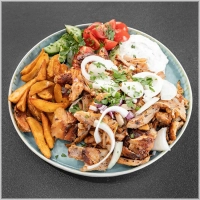 Kipgyros, friet, salade, ui en tzatziki