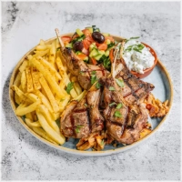 4 stuks lamskotelet, gyros, friet, salade, ui en tzatziki