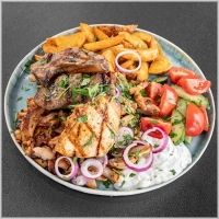 Kipfilet, souzouki, lamskotelet, gyros, friet, salade, ui en tzatziki