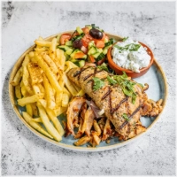 Gevuld gehakt met feta kaas, gyros, friet, salade, ui en tzatziki