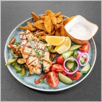 Gegrilde zalmfilet, gegrilde groenten, friet, salade en knoflooksaus