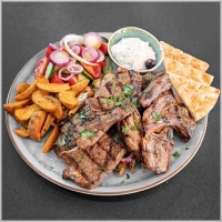 2 paidaki, 2 ossenhaas, 2 souzouki, 2 kipfilet, 2 lamsfilet, gyros, friet, salade, ui, tzaziki en pita