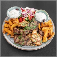 2 lamsfilet, 2 kipfilet, 2 ossenhaas, gyros, friet, salade, ui en tzatziki