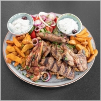 2 bifteki, 2 paidaki, 2 ossenhaas, gyros, friet, salade, ui en tzatziki