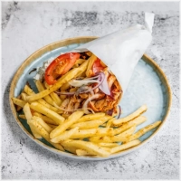 Kipgyros, pita, friet, tzatziki, tomaat, ijsbergsla en ui