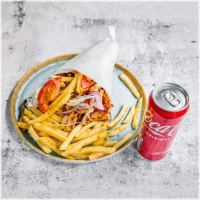 Pita kip gyros, ijsbergsla, tomaat, ui, friet en tzatziki