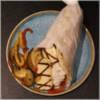 4 stuks halloumi met gegrilde groenten, ijsbergsla, tzatziki en pita