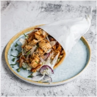 Een kip souflaki met gyros, ijsbergsla, tzatziki en pita