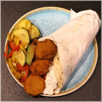 4 stuks falafel, gegrilde groenten, ijsbergsla, tzatziki en pita