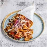 Kipgyros, ijsbergsla, tzatziki en pita met extra kipgyros