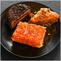 Chocoladetaart, sinaasappeltaart en baklava
